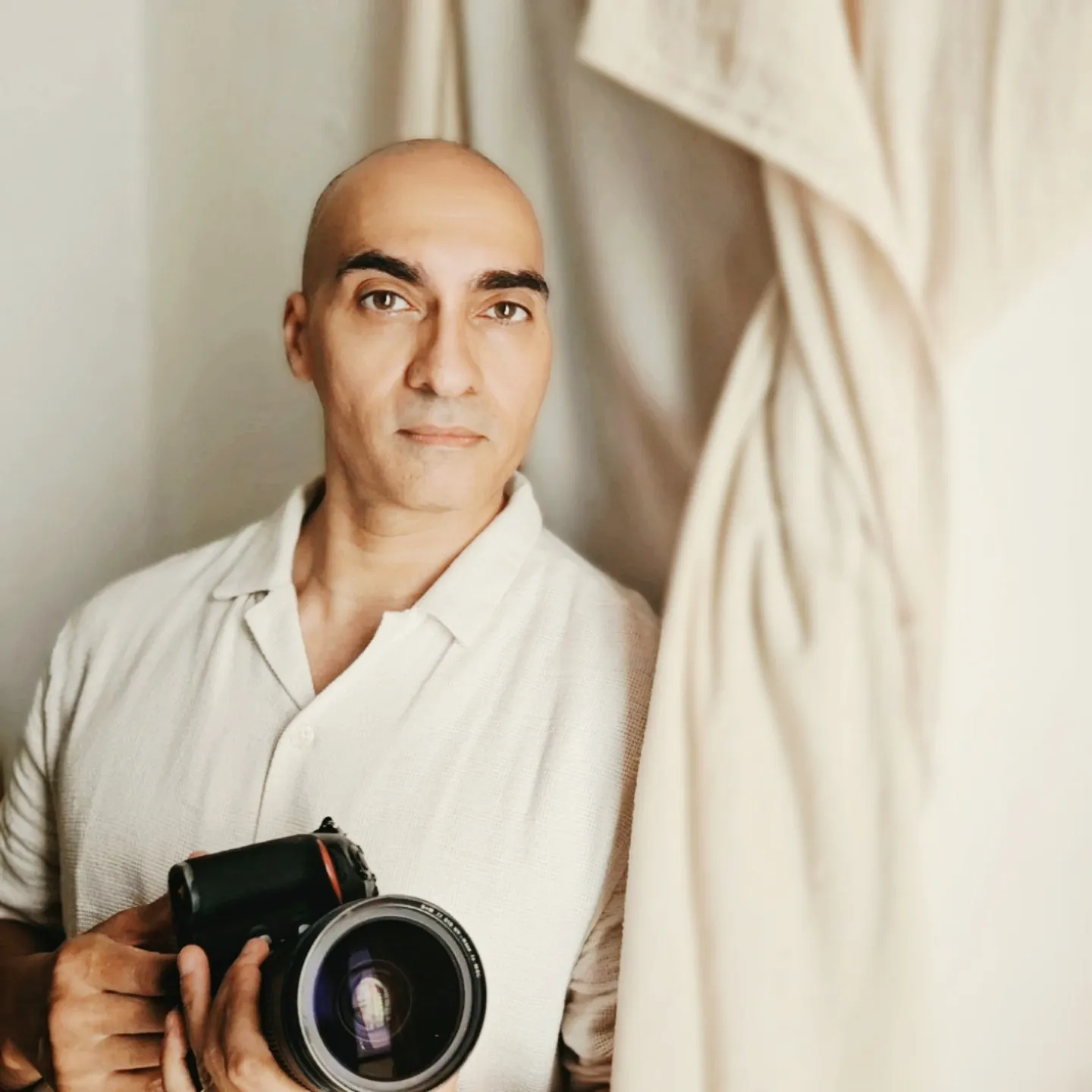 Gabriel Lauhon, photographe de mariage à Avignon, en Provence, tenant son appareil photo