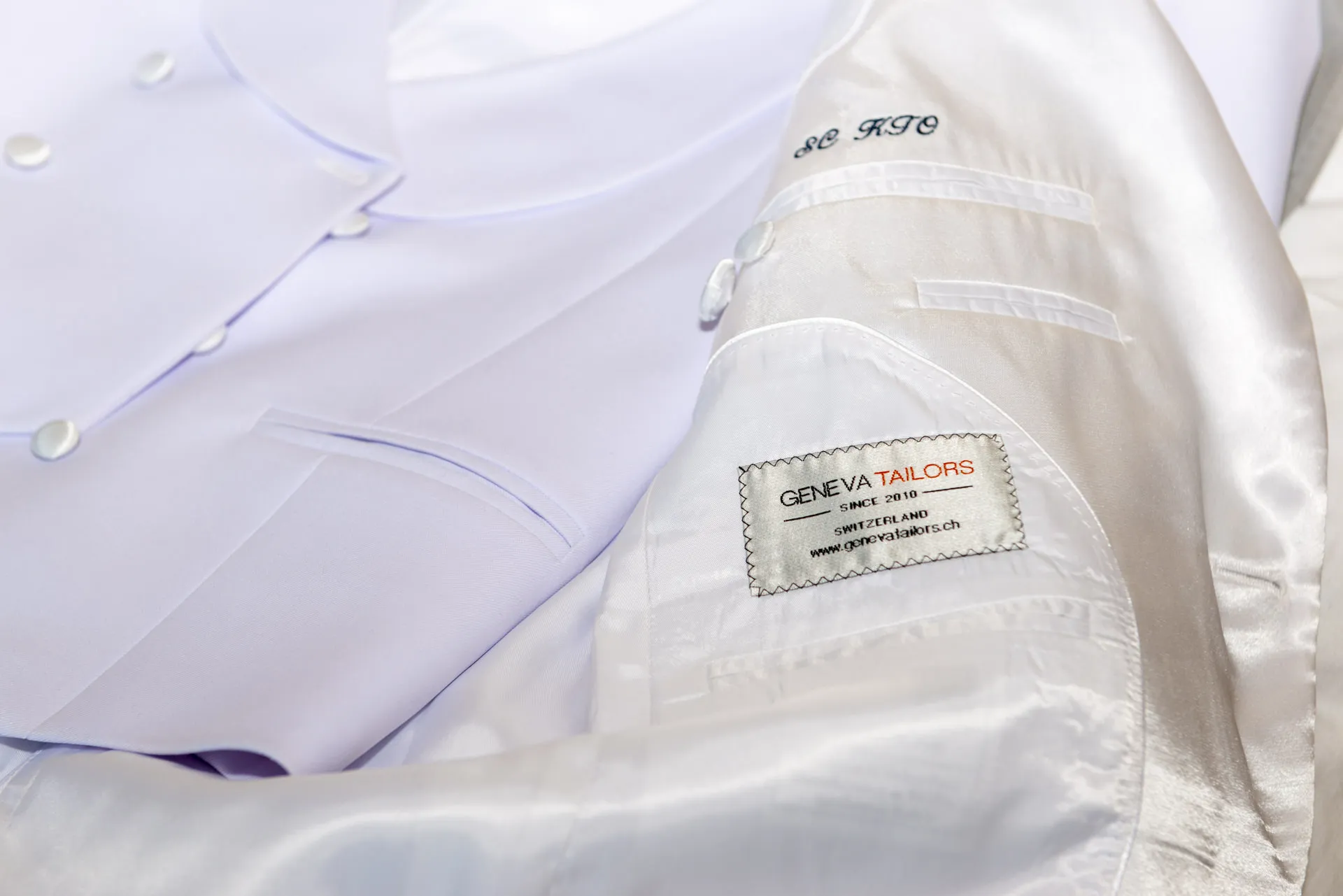 Étiquette du couturier sur la doublure du costume blanc du marié