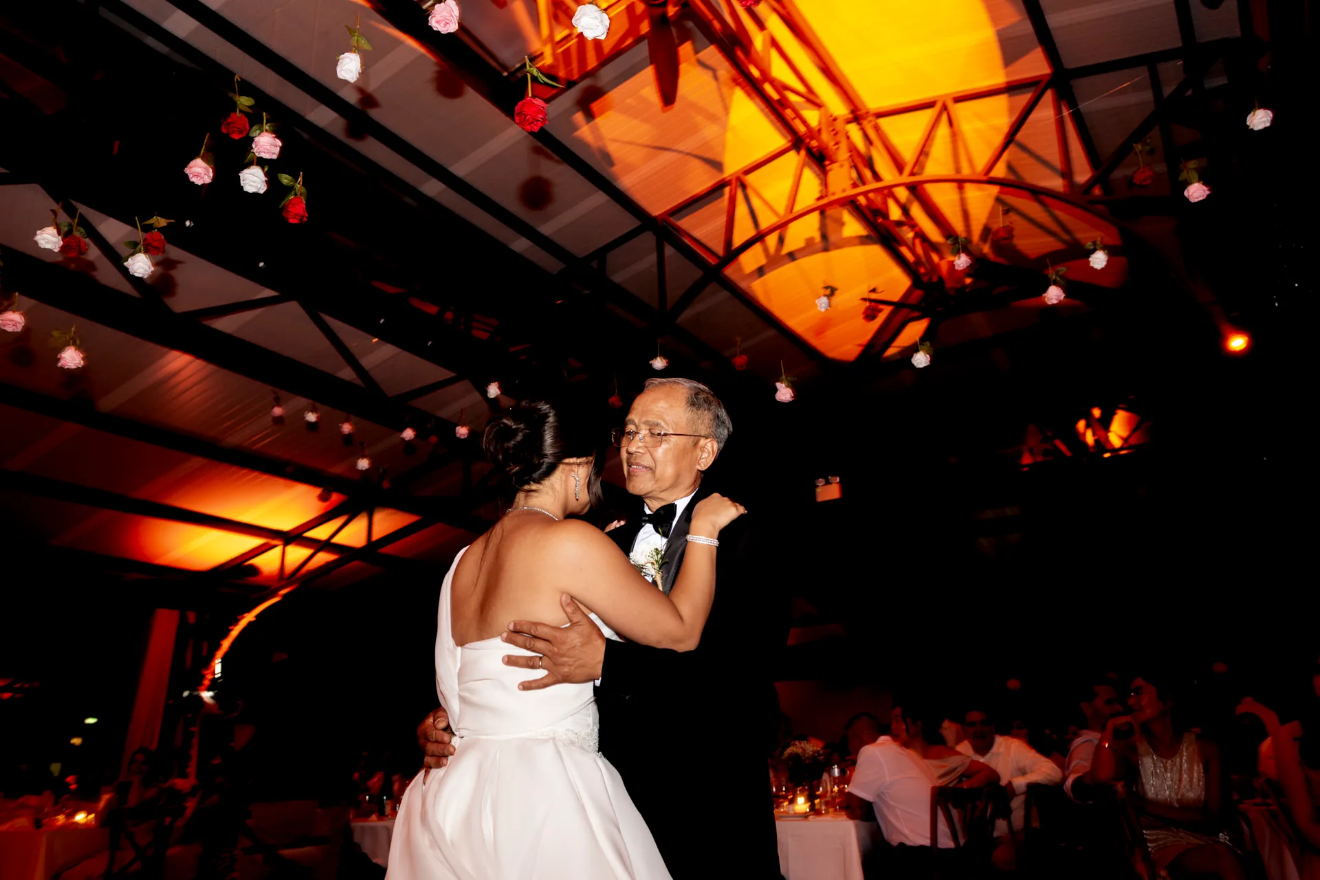 La mariée danse avec son père pendant la réception