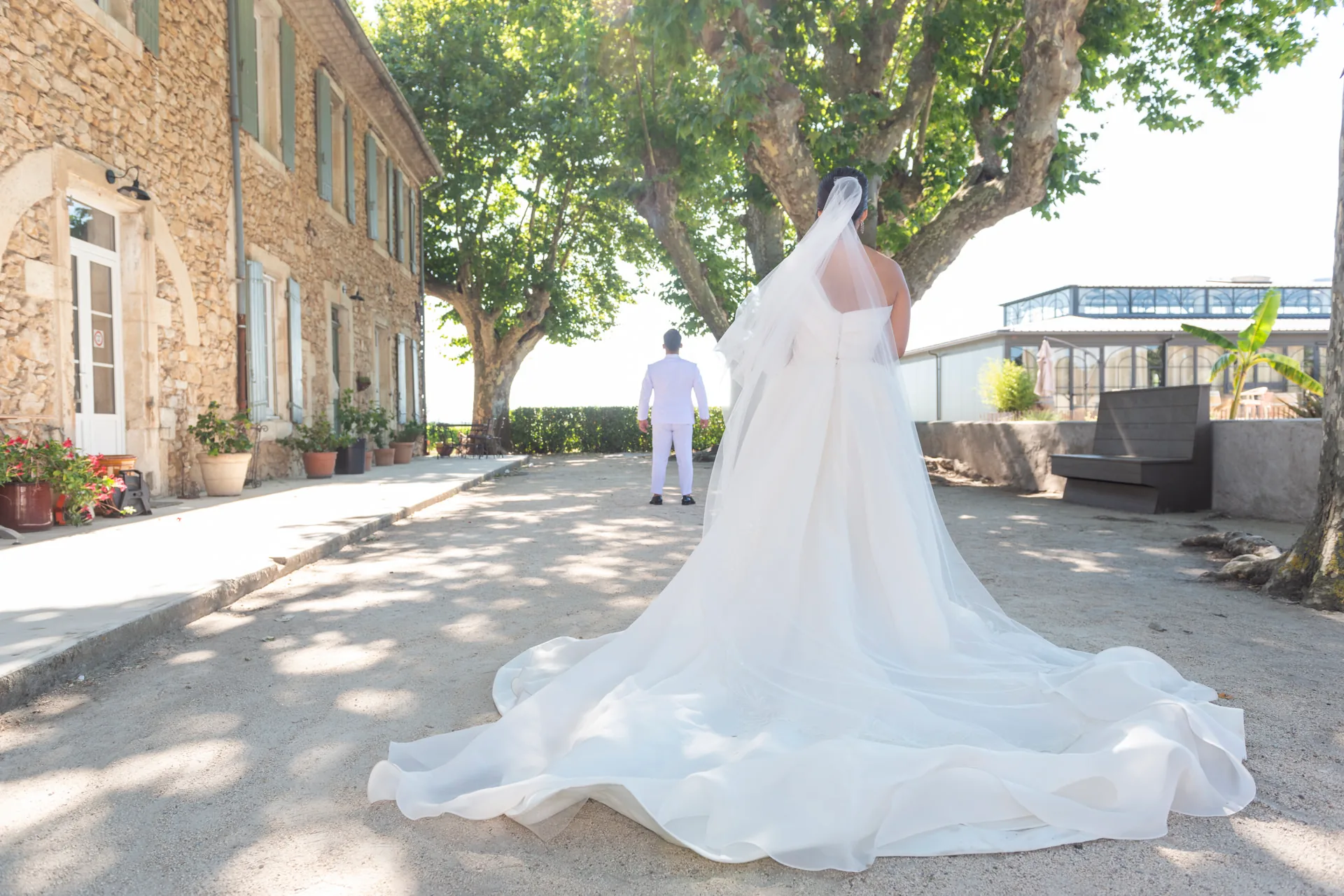 Une mariée s'avance vers son époux avant leur découverte dans un domaine en Provence