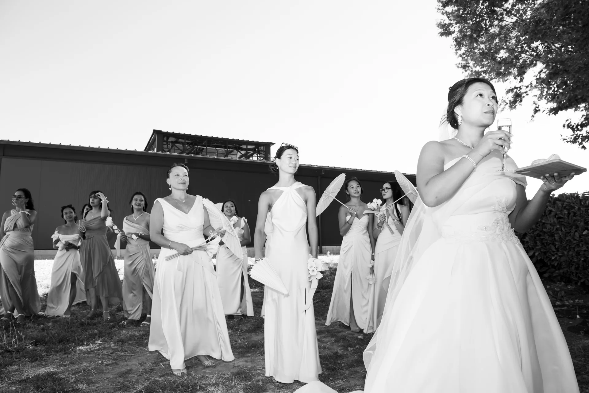 Les demoiselles d'honneur lèvent leur verre en soirée, en noir et blanc