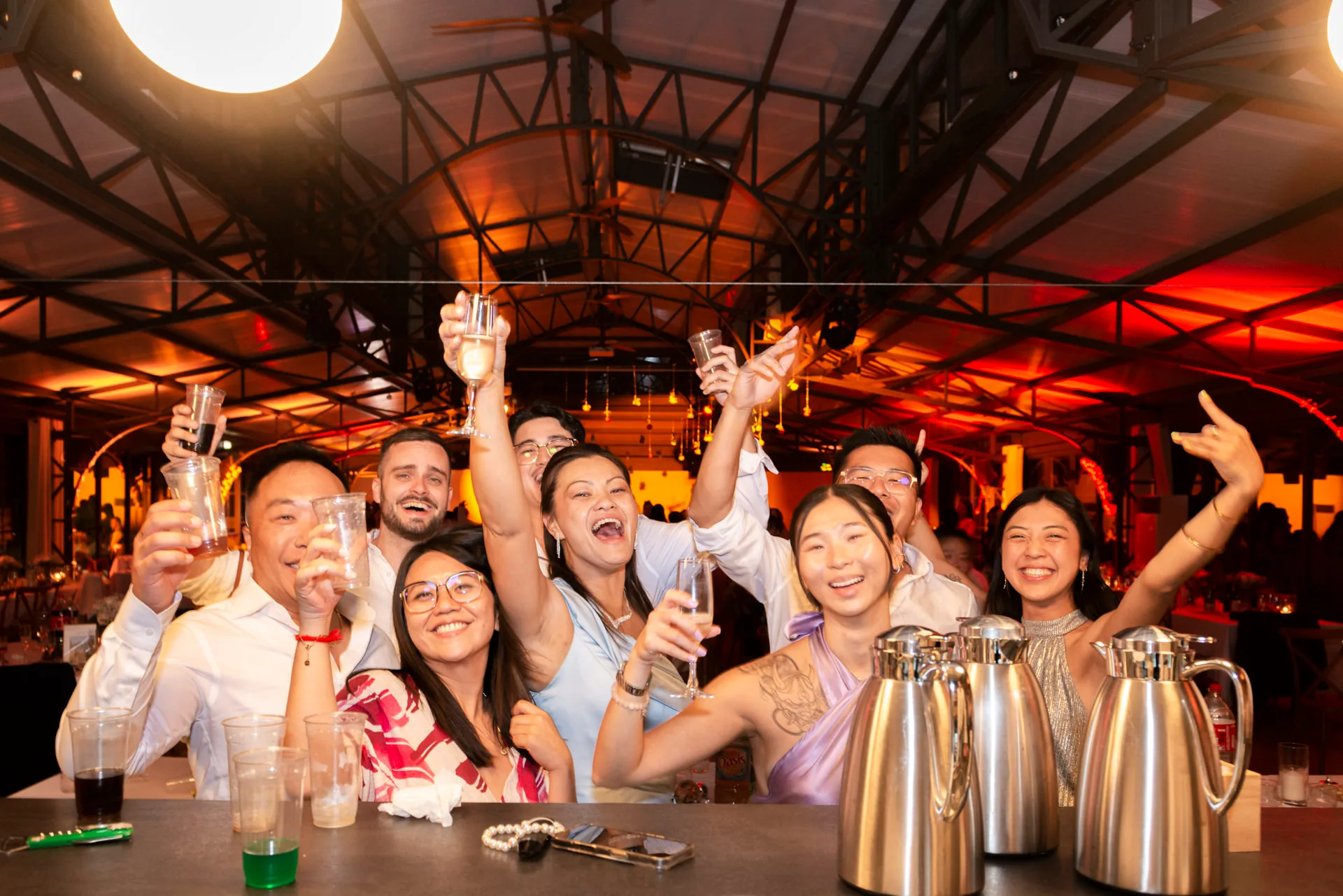 Les invités lèvent leurs verres pendant la soirée de mariage