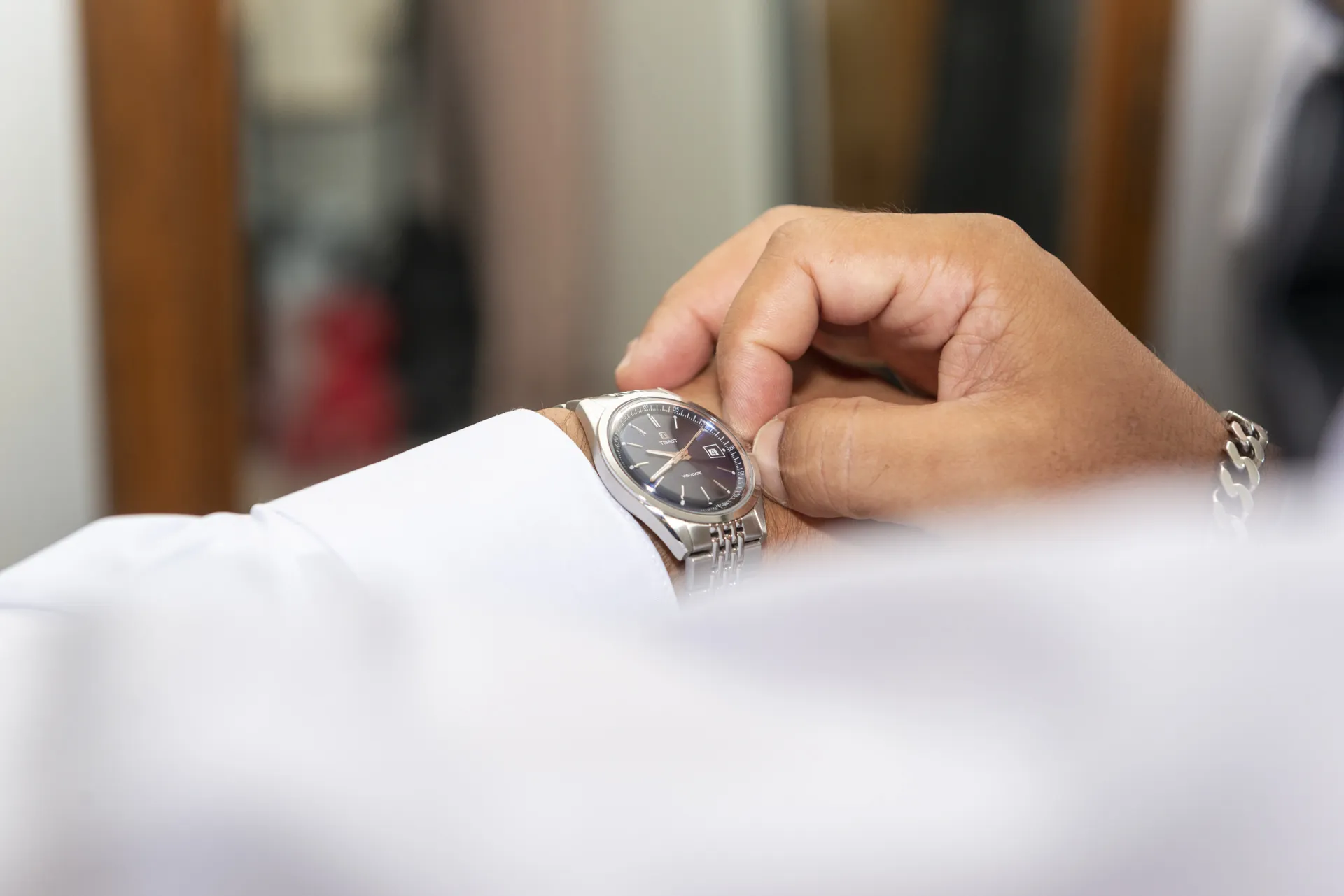 Gros plan sur la montre au poignet du marié