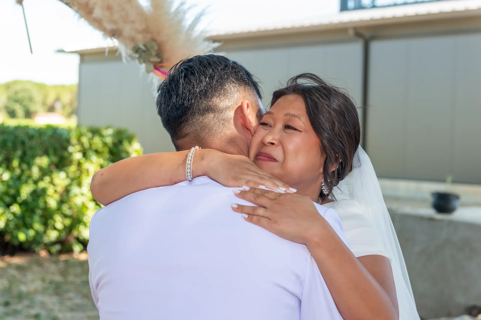 La mariée enlace sa belle-mère avec émotion