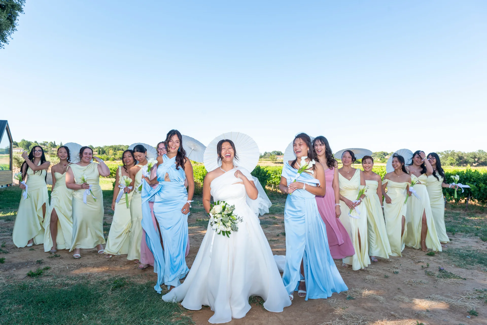 Une mariée entourée de ses demoiselles d'honneur dans un domaine en Provence