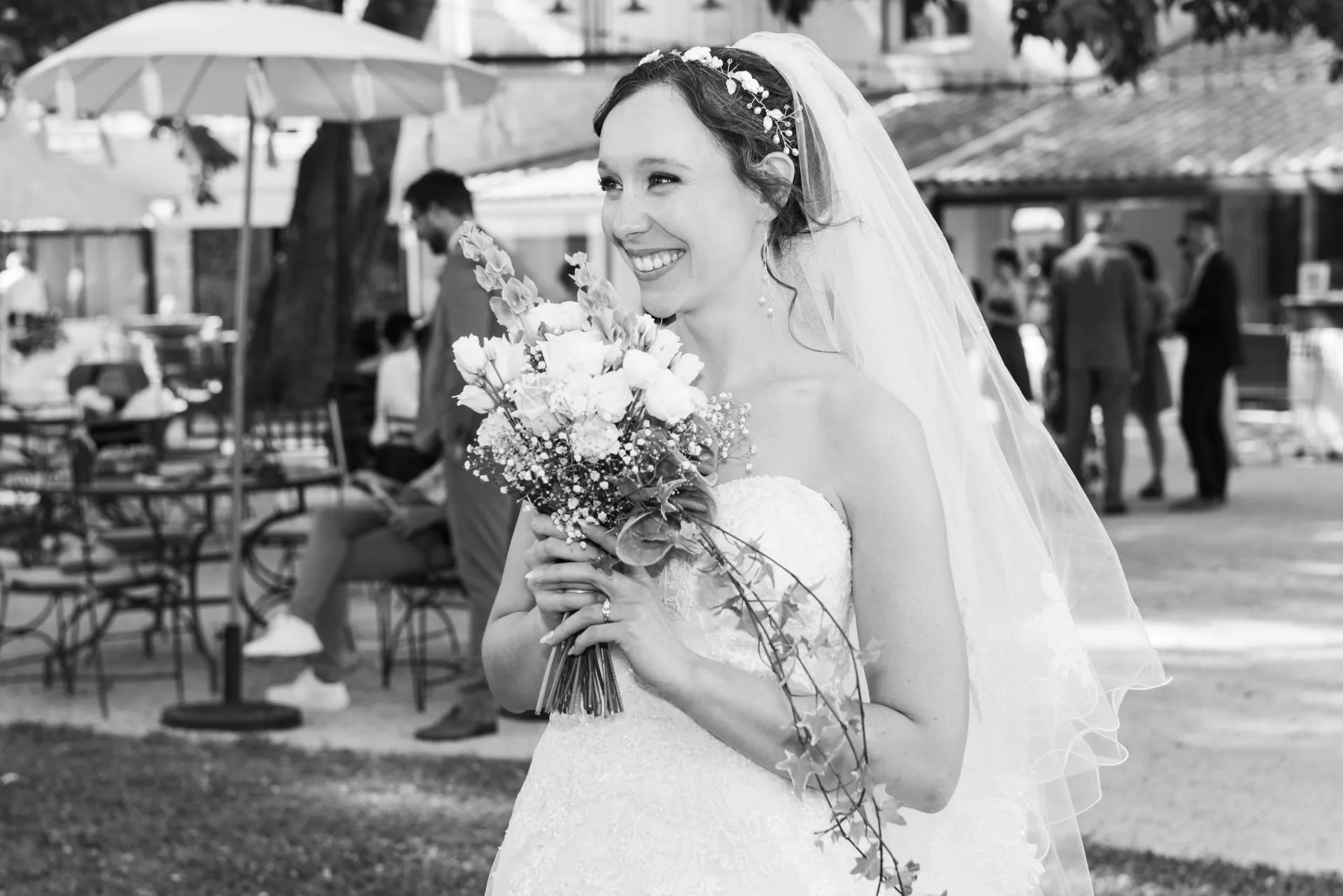 La mariée sourit en tenant son bouquet, portrait de mariage réalisé en Provence