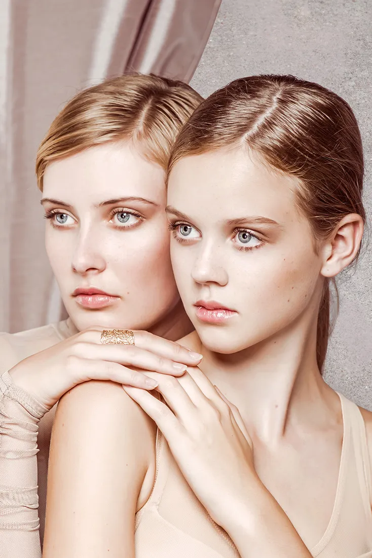 Deux modèles dans un portrait beauté aux tons poudrés