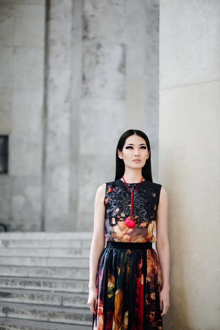 Portrait éditorial d’une femme devant une architecture contemporaine à Tokyo