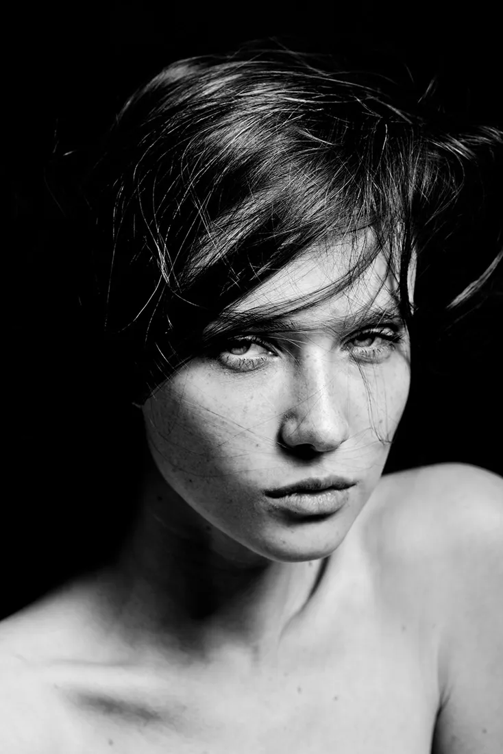 Portrait beauté en noir et blanc d’une femme aux cheveux courts